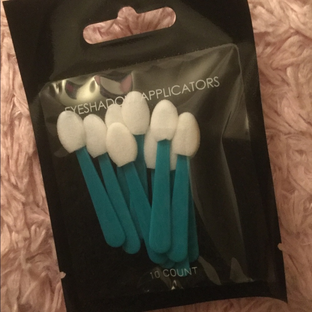 Eyeshadow applicators